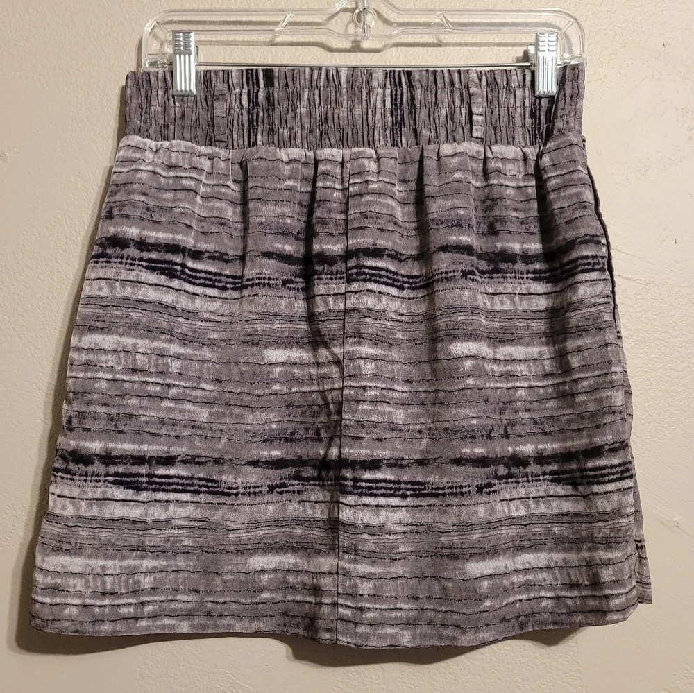 Gap Skirt] Line Design - Picture 5 of 7